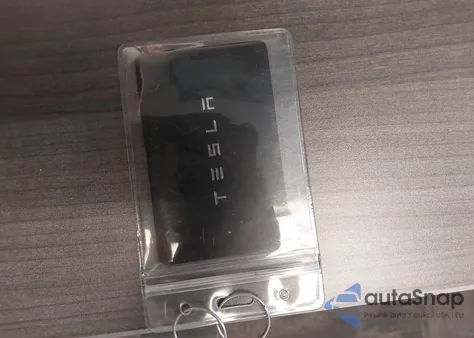 2022 Tesla Model Y Long Range Dual Motor All-Wheel Drive z USA, uszkodzony, nr VIN 7SAYGAEE1NF336521